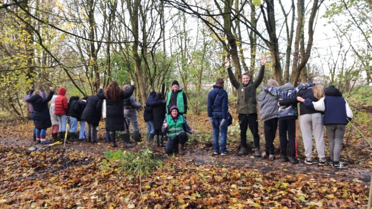 28 nov 15 leerlingen van Heyerdahl. Lekker scheppen in Korrebrugbos