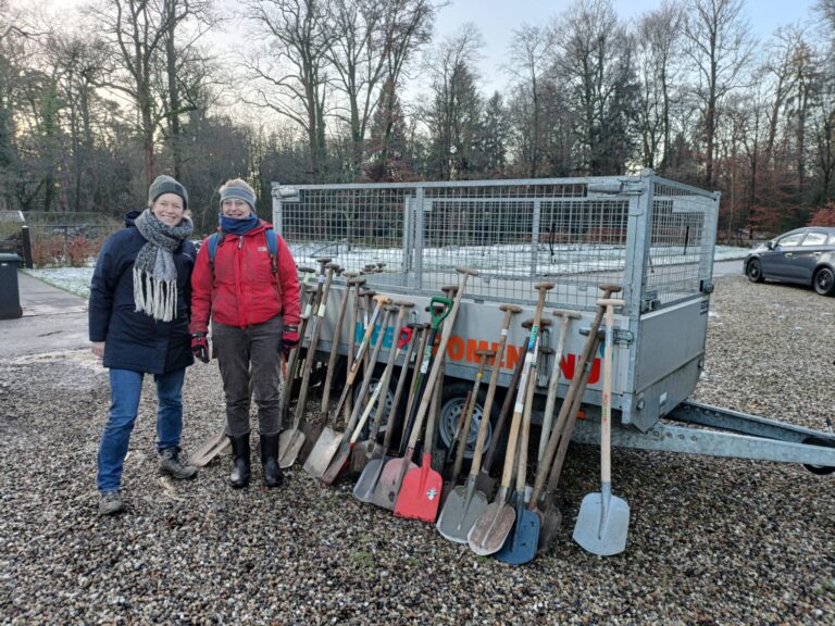 290110-foto_oogstdag_Twickel_scheppen_twee_vrouwen