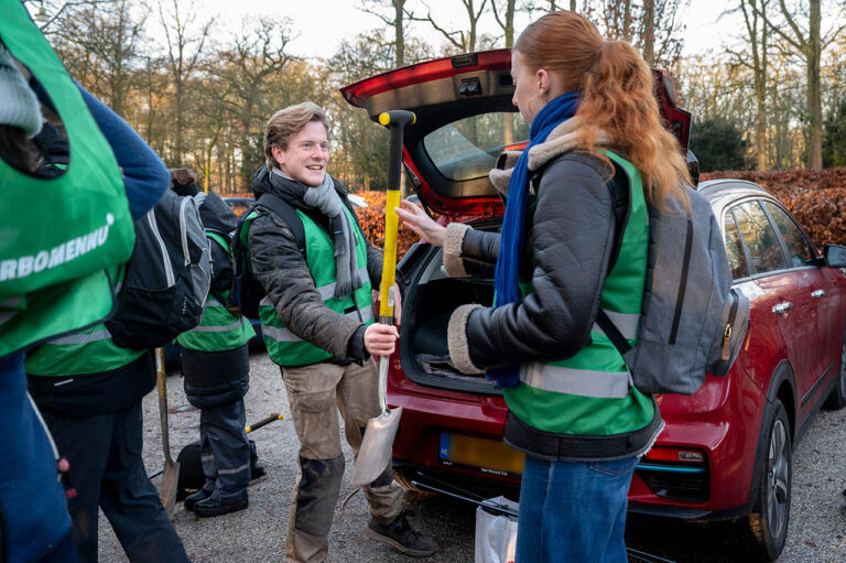 Oogsten jonge boompjes om heideveldje te beschermen tegen dichtgroeien, 10 januari 2025 op landgoed Beerschoten.