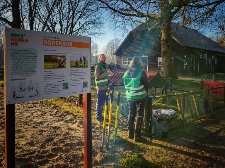 Opening nieuwe BomenHUBN Terneuzen wethouder Van de Voorde Kinderburgemeester Kylie bij Kinderboerderij Terneuzen 2