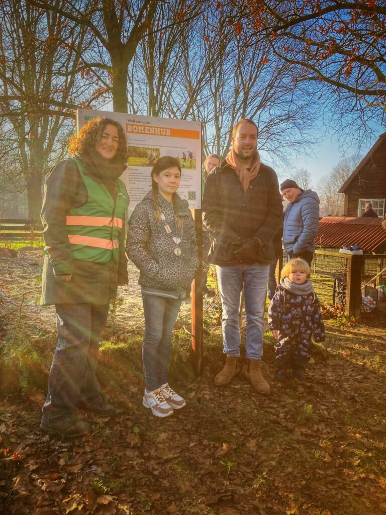 Opening nieuwe BomenHUBN Terneuzen wethouder Van de Voorde Kinderburgemeester Kylie bij Kinderboerderij Terneuzen