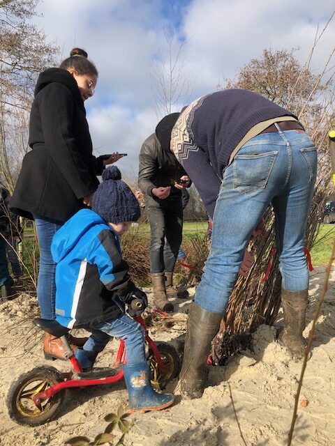 Zoon van Job op loopfiets rijdend tegen de laarzen van bezige bij en trotse hubeigenaar Job Plas